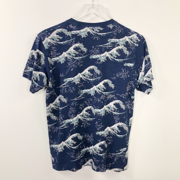 Uniqlo x Hokusai Blue Japanese Giant Waves Graphic - Picture 2 of 8